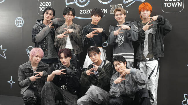 佐野玲於、スーツ衣装でコミカルなパフォーマンス！＜TOKYO