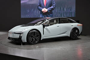 【これは本気だ】トヨタ「カローラコンセプト」に漂う“量産の気配”。BEV・プラグイン・ハイブリッド…全部乗せで市販化する可能性は驚くほど高い！