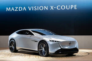 【市販化を見据えたロータリー復活】マツダが2台のビジョンモデルを初公開。ロータリーPHEV搭載「ビジョン クロスクーペ」＆AIモビリティ「ビジョン クロスコンパクト」登場