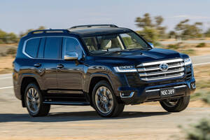 【買えない】「ランクル300」や「レクサスLX」…豪や中東の納期が早い訳。「海外優先」とも言えない事情とは