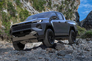 【伝統のピックアップがついに電動化】新型トヨタ「ハイラックス」初のBEVモデルをタイで世界初公開…日本向けディーゼルモデルは26年発売