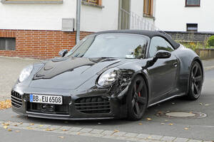 派手さを封印したターボ？ ポルシェ「911ターボ ツーリング カブリオレ」のプロトタイプを捕捉。新型ハイブリッド採用か