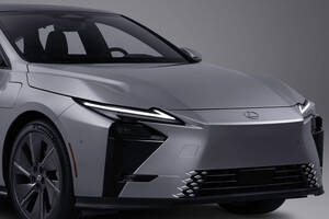 全長5mオーバーの「LS」級サイズになった新型レクサス「ES」は2026年春発売。大型インフォ画面やフレグランスの未来感ある演出にも注目