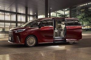 登場から2年、レクサス「LM」の購入層に変化？ 法人だけでなく、買えない「アルファード」横目にファミリー層も獲得か