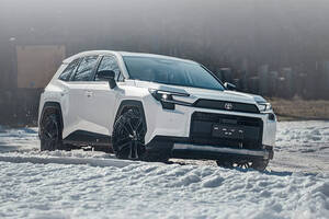 中国向け「RAV4」は“約378万円〜”の設定で登場。国内仕様コア／アドベンチャーの2モデル体制が示す市場差