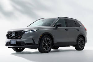 まもなく登場の新型「CR-V」。ディーラーに問い合わせ多数も情報解禁は12月以降…ライバルからの乗り換えも多い様子