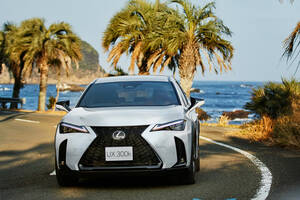 【これは実質値上げ？】レクサス「UX300h」一部改良でエントリーモデル廃止。新色＆64色イルミ搭載の裏で“選べるグレード激減”の事態に