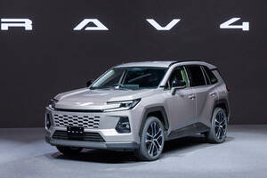 【12月17日受注開始へ】新型「RAV4」は“日本向け3％”の超争奪戦か。先代人気を踏まえると転売ヤー参戦で“即完売”も避けられない？