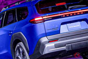 スバル「新型SUV」世界初公開！ 375馬力の「トレイルシーカー」！ 高性能4WD＆赤い「SUBARU」エンブレム＆ 斬新「ツルツル顔」の「本格モデル」米国に登場