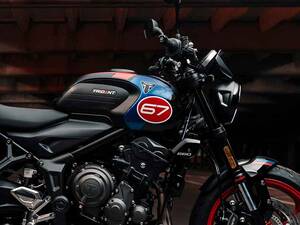 【トライアンフ】マン島TT 5勝の Slippery Sam にオマージュを捧げる「Trident Triple Tribute Black」発表