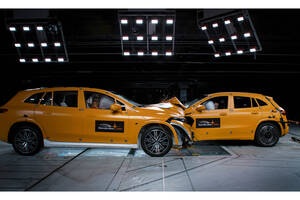 「EQA」と「EQS SUV」がフロントオフセット衝突した結果は…？ メルセデス・ベンツはEVでも安全性のパイオニアだった理由を徹底解説