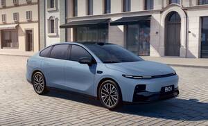 新型EVセダン『B01』、リープモーターが世界初公開…上海モーターショー2025