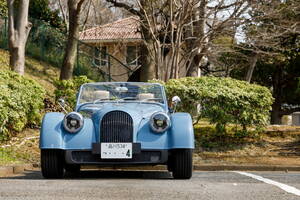 【メーカー謹製レストモッド？】驚くほど乗りやすい！モーガン・プラスフォーは現代でも楽しめる『古くて新しい』スポーツカー