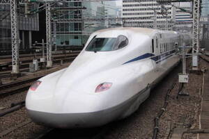 東海道新幹線の駅に「講談社の漫画キャラ」登場！そのワケとは
