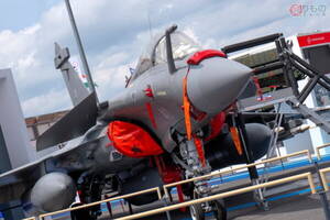 世界初公開！ 印パ紛争で注目のフランス戦闘機「新モデル」披露！ 見た目の違いはドコ？