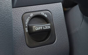 「LOCK」って一度も使ったことないけど出番はいつ？　4WD車に付いている「デフロック」とは