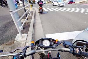 それ違反かも!? 信号が青に変わった瞬間にバイクで急発進する行為