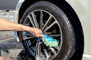 「自動車のタイヤ」って、洗う意味あるの？ JAF出動45万件が示す「見えない劣化」の恐怖とは
