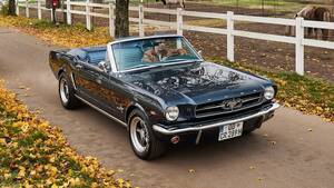 【フォード マスタング60周年】伝説のポニーカー「フォード マスタング カブリオ」で純粋にクルージングを楽しむ