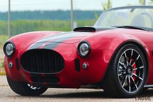 令和に蘇った“伝説のマッスル・カー”がいよいよ納車開始！ 663馬力のV8エンジン搭載の新型「ACコブラGTロードスター」とは