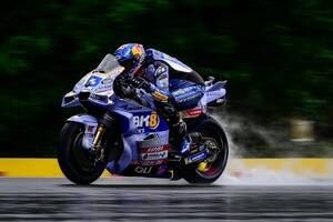 【MotoGP】マルケス弟、転倒後に”盗める”バイクが無かった!?「そこにあったのは、ペッコの親父さんのだったんだ！」