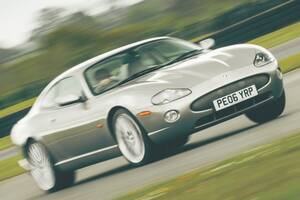 明らかな進化を遂げた後期の4.2L　TVRサーブラウ & ジャガーXKR（2）　英国製V8の世界