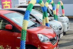 なぜ中古車購入者の55%が「値引き交渉」に挑むのか？ 81%成功の裏に潜む価格不透明の実態
