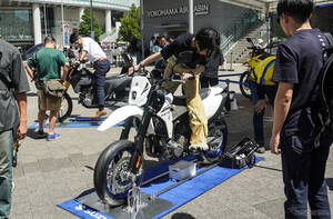 新型『DR-Z』が横浜に登場！「スズキ モーターサイクルコレクション2025」桜木町駅前で、“これからのバイク好き”に魅力アピール