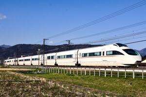 圧倒的！ 歴代ロマンスカー人気No.1は「唯一無二の白ボディ車」愛されるワケ聞いてみました