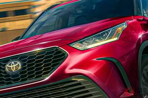 トヨタ新「“3列”SUV」発表！ 2＋3＋3の8人乗りも！ 全車「4WD」＆迫力顔が超カッコイイ！ 670からの「ハイランダー」米国に登場