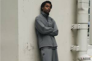 保温性と通気性に優れ、軽くて暖かいのに快適！ 街でもアウトドアでも活躍するデサントの“高機能トラックスーツ”の実力とは