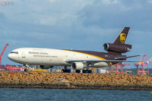 アメリカで墜落した「貨物機」、どんな機体？ 衝撃の“墜落の瞬間”が公開される かつては「いまや珍しいスタイルの旅客機」