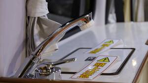 「えぇーっ もはや家だぞ…」普通のトヨタ車と思いきや…暮らせるレベルの車内に驚いた。キッチン・冷蔵庫・クーラー・電源にベッドまで！