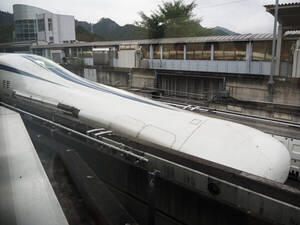 これがリニアの「本番仕様」だ！ 金属むき出しの“新型車”に試乗 “黙って背もたれ倒す人”とかどうでもよくなる劇的進化!?