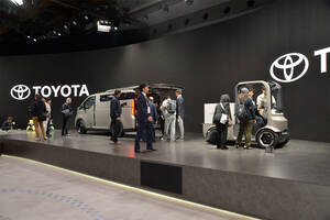 クルマのあとはコイツで玄関先までお届け！　トヨタが考えるハイエースから降りた先のモビリティが激熱【ジャパンモビリティショー2025】