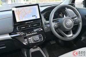 リッター34km走る「超・低燃費車」！ トヨタ「人気コンパクトカー」が大改良！ “プリウス顔”＆高級装備を新採用！ 斬新すぎるアクアの「ちいさいシフト」一体どう使うのか？