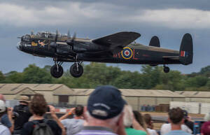 御年80歳！“世界で唯一”空軍所属の「ランカスター」爆撃機 長期のオーバーホールへ その間代役を務める機体とは