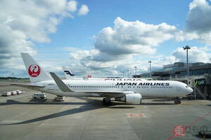 衝撃！「旅客機の地上走行遅すぎるから立ち歩いても…」→実は超危険！ “万が一の事態”をJALがガチで再現した結果