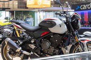 車重200kg切の新型大型ロードスター登場!! トライアンフ「トライデント800」公開【EICMA2025】