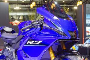 “ほぼモデルチェンジ“なみの大幅改良！ ヤマハ「YZF-R7」2026年モデル世界初公開【EICMA2025】