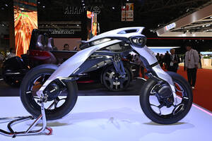 EVに水素にAIで学習するバイクってどういうこっちゃ！　２輪車の世界も４輪に負けず劣らずもの凄いことになっていた!!　【ジャパンモビリティショー2025】