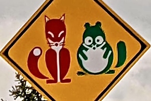 どう見ても「赤いきつねと緑のたぬき」な道路標識を北海道の高速道路で発見!! 有名カップ麺との関係は……?