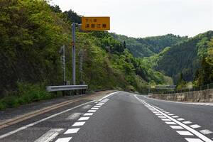 「エンジンブレーキを交換してください」なんて言っちゃダメ！ 教習所で習ったはずの“エンブレ”を理解しておこう