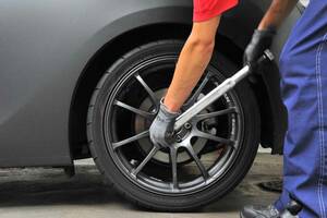 ホイールナットの「増し締め」はNG!? タイヤ交換後はかならずトルクチェックすることが、脱輪を未然に防ぐことにつながります