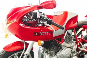 一目惚れ注意！ 今見ても異端で目を惹く“特別なドゥカティ”がオークションで落札 銀と赤のボディが魅力的な2002年式「MH900e」の現在の価値とは