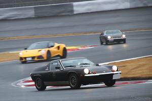 マーク8、マーク11、コーティナMk1 !!…77周年を記念し、新旧ロータスがサーキットでお祝い
