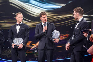 2000年ベルギーGP“伝説のオーバーテイク”を再現。プジョーのデュバルがFIA『アクション・オブ・ザ・イヤー』受賞