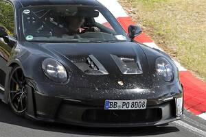 【初撮影】新型「911GT2 RS」はオバフェンが超ド迫力。ハイブリッド化で710PS、価格は7200万円に到達か