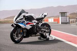 BMW、2025年型『S1000RR』にブレーキダクト追加、ウイングレットも変更。サーキットでの使用に向けて大幅改良