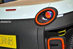 ダイハツの斬新「“軽”オープン“SUV”」！ 最低限「内装」＆丸目の“シンプル”デザインが超カッコイイ！ 全長3.4m級の超コンパクトな「OSANPO」どんなモデル？